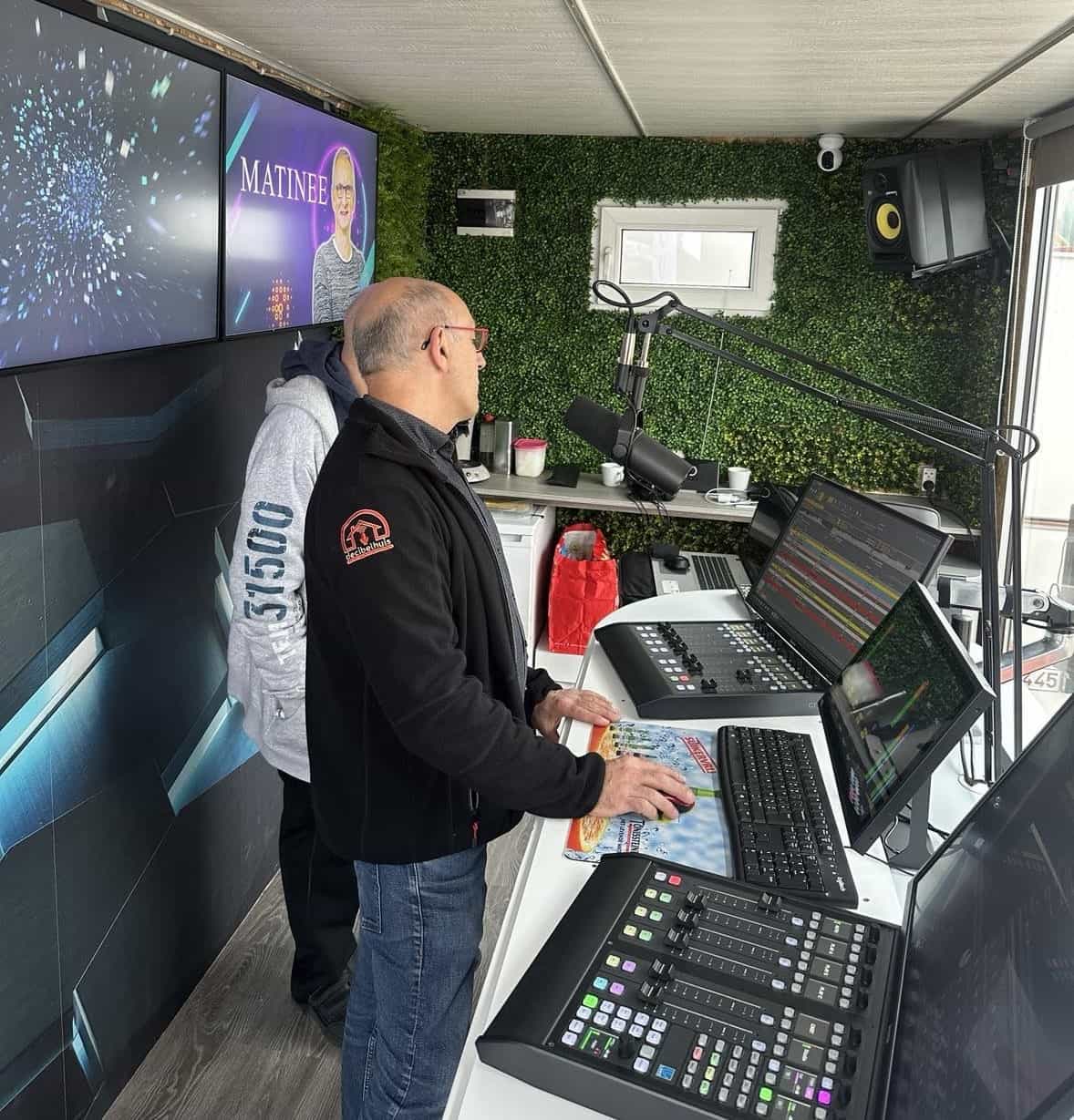 Melinda FM crystal mobile studio